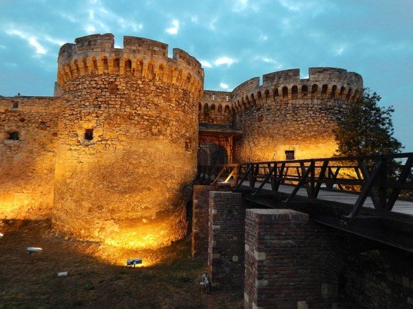 BEOGRAD- GRAD PROMENA