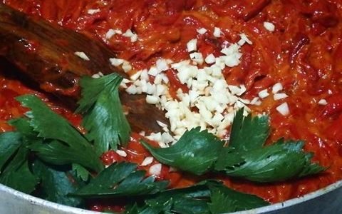 ZIMNICA JE JOŠ UVEK AKTUELNA: “AJVAR OD CEPKANIH PAPRIKA”