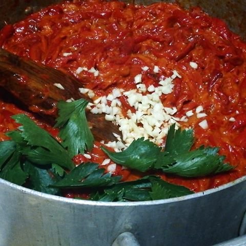 ZIMNICA JE JOŠ UVEK AKTUELNA: „AJVAR OD CEPKANIH PAPRIKA“