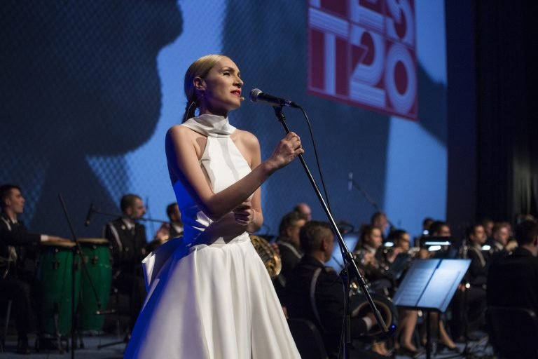 Jelena Gavrilović otvorila FEST legendarnim numerama