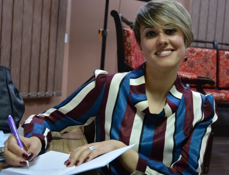 Intervju: „Prišij mi dugme na rane“ – Aleksandra Vujčić, pesnikinja