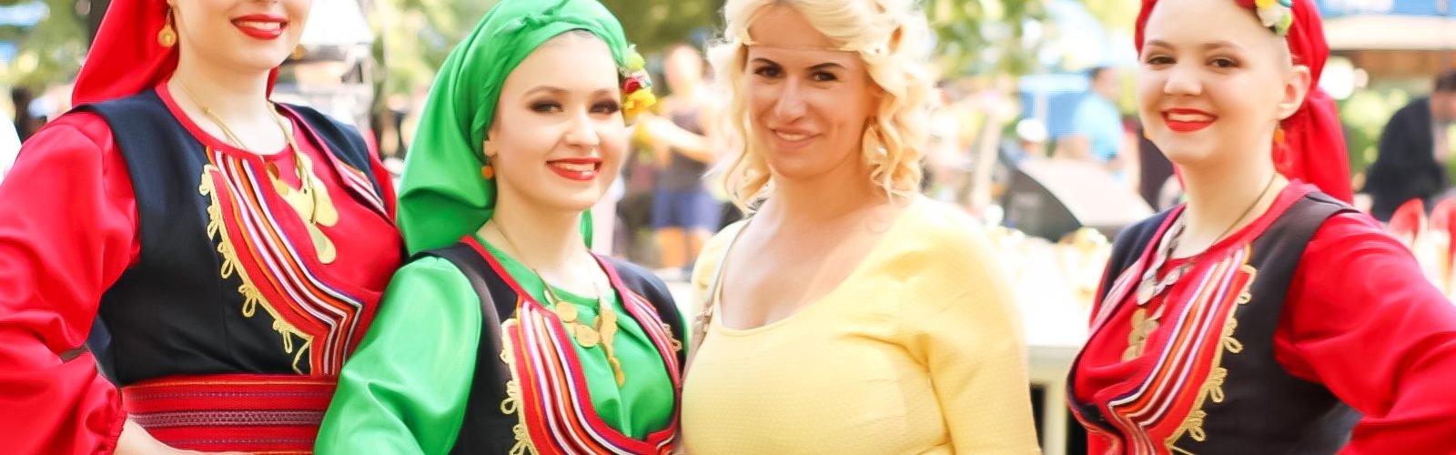 Najveselija književnica povela kolo! Mnogobrojna publika pratila njene korake!