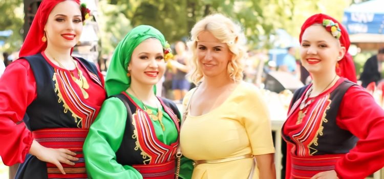 Najveselija književnica povela kolo! Mnogobrojna publika pratila njene korake!