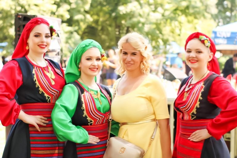 Najveselija književnica povela kolo! Mnogobrojna publika pratila njene korake!