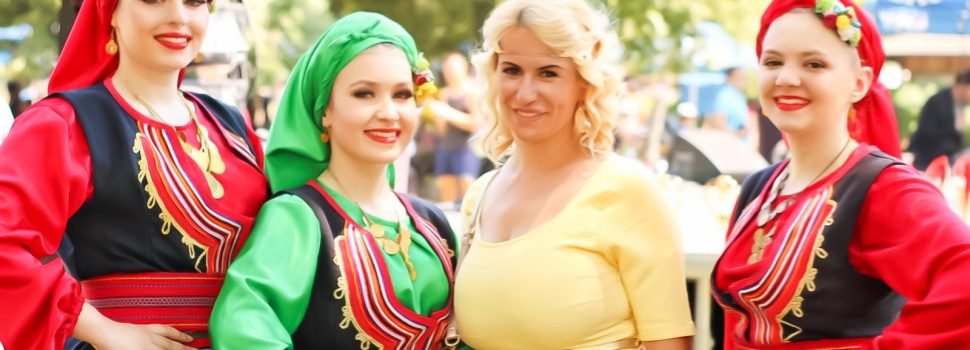 Najveselija književnica povela kolo! Mnogobrojna publika pratila njene korake!