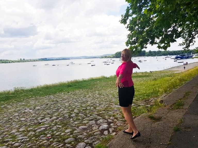 Pesnikinja koja voli Zemun! O pijaci, cveću, šarenilu…