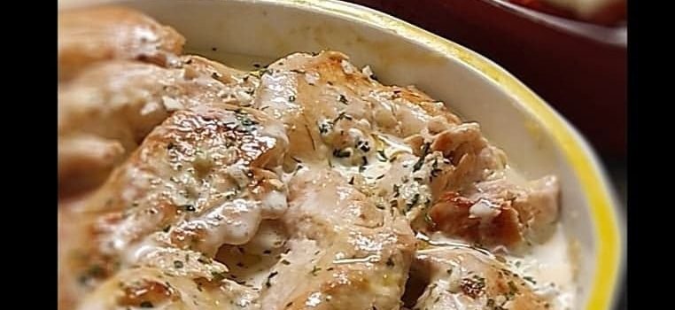 Idealan predlog za brz i preukusan obrok: Parmezan piletina u krem sosu