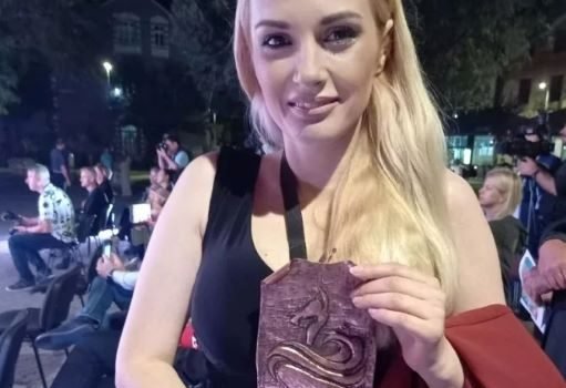 Film Odluka rediteljke Branke Bešević Gajić nagrađen je u Nišu i na Avant & Una Bihać Film festivalu