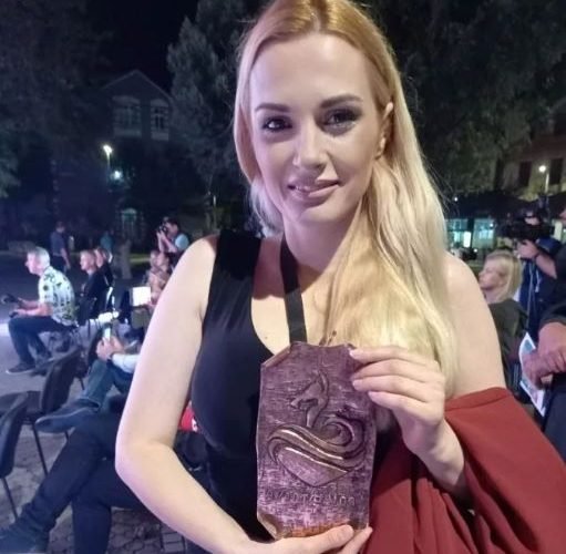 Film Odluka rediteljke Branke Bešević Gajić nagrađen je u Nišu i na Avant & Una Bihać Film festivalu