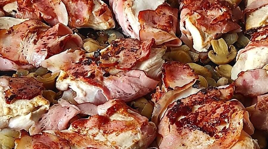 Nedeljni ručak: Piletina sa šampinjonima i suvom slaninom