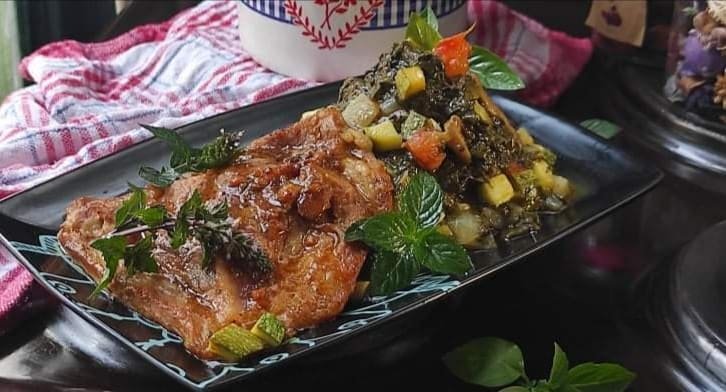 Tandoori (Tandori) šnicla sa tandoori začinom i dinstanim zeljem