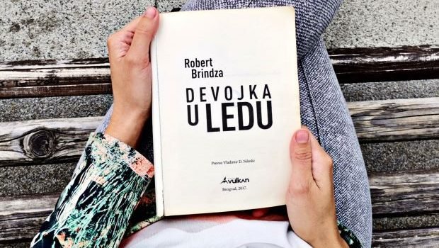 Čitamo: „Devojka u ledu“ – Robert Brindža