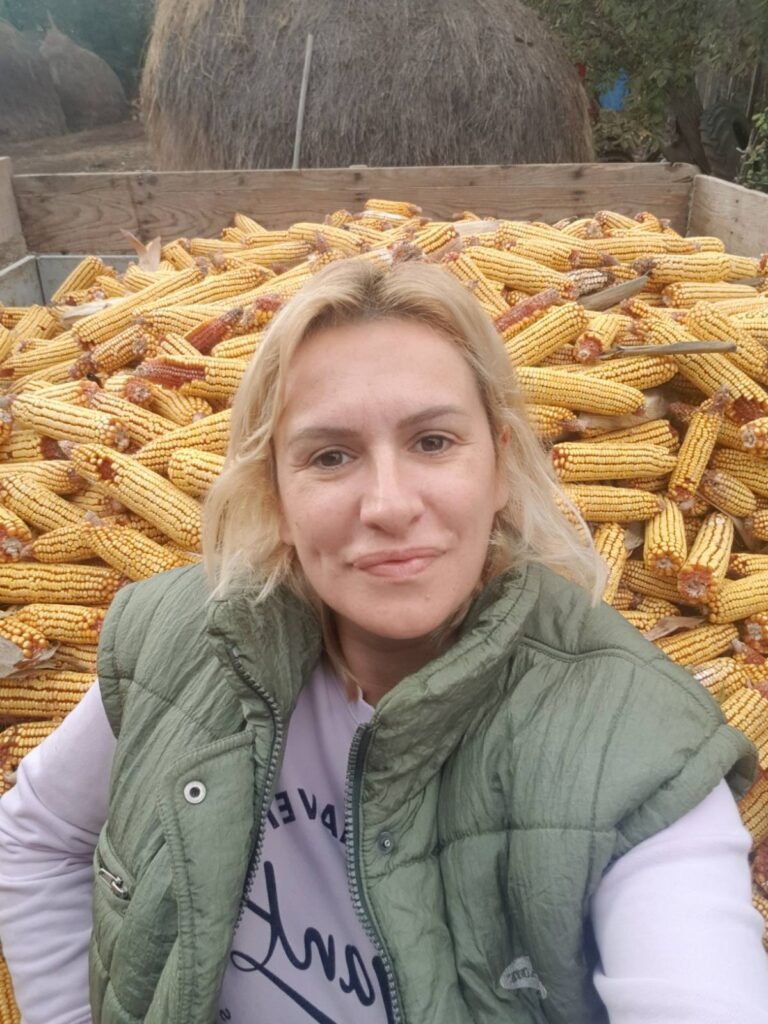 Pesnikinja između umetnosti i ratarstva! Berba kukuruza u rodnom kraju!