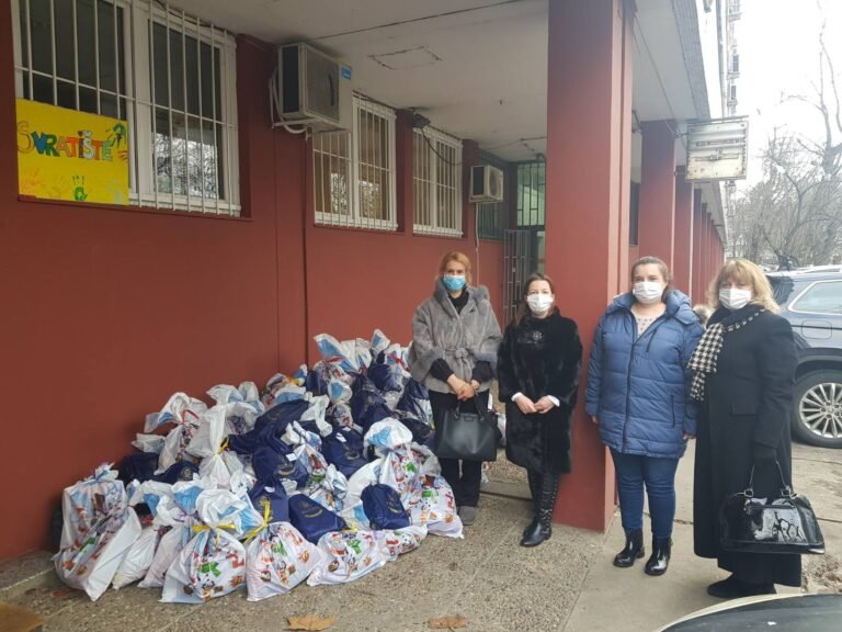 Novogodišnji paketići deci iz svratišta!