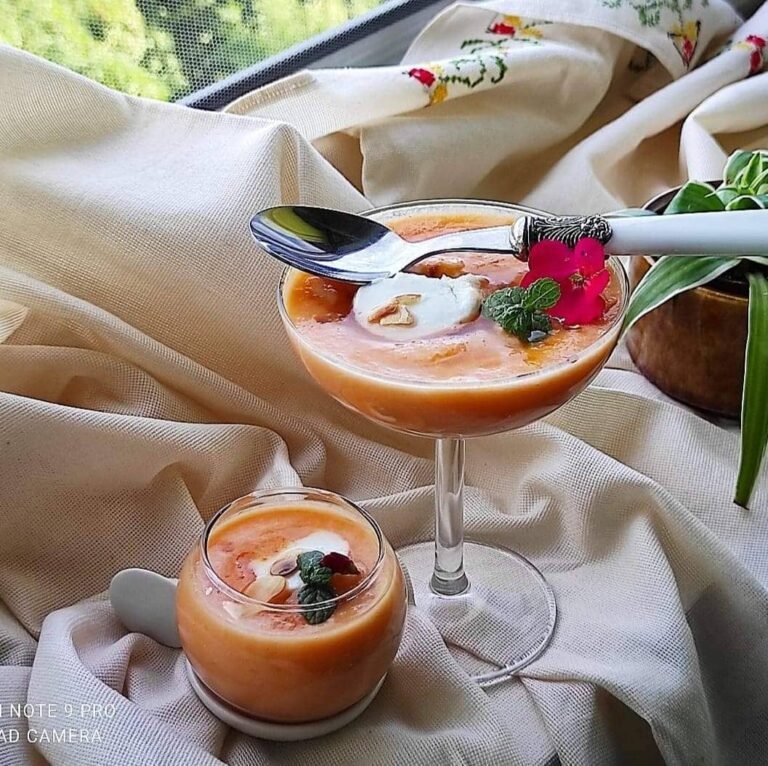 Za letnje dane: Hladna supa od dinje sa kozjim sirom, medom i bademom