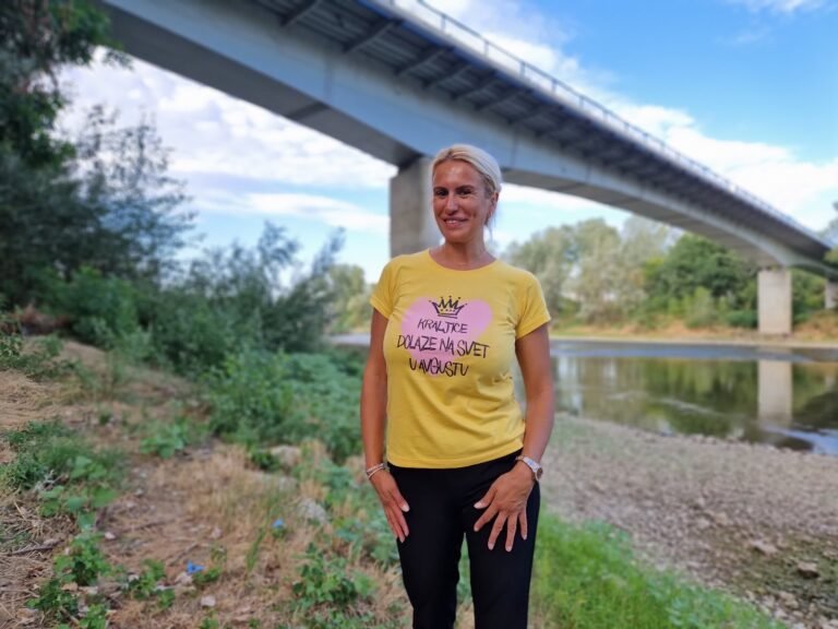 Pesnikinja za rođendan! Volite i poštujte bližnje, da biste bili srećni!