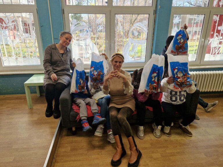 Ko se s decom druži,uvek je srećan! Književnica unela prazničnu radost u Svratište