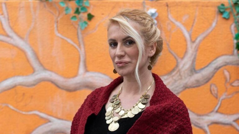 Ona poručuje: Budite ponosni na svoje selo!