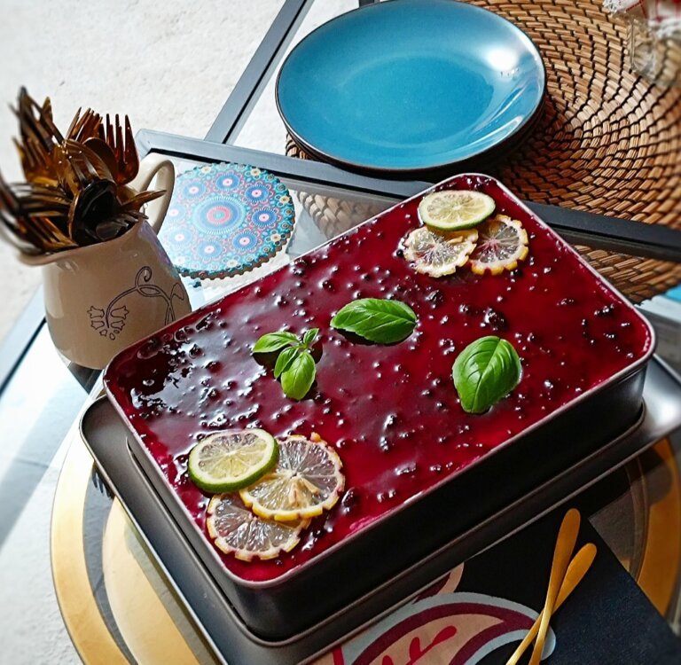 Tiramisu sa crvenim voćem i maskarpone kremom