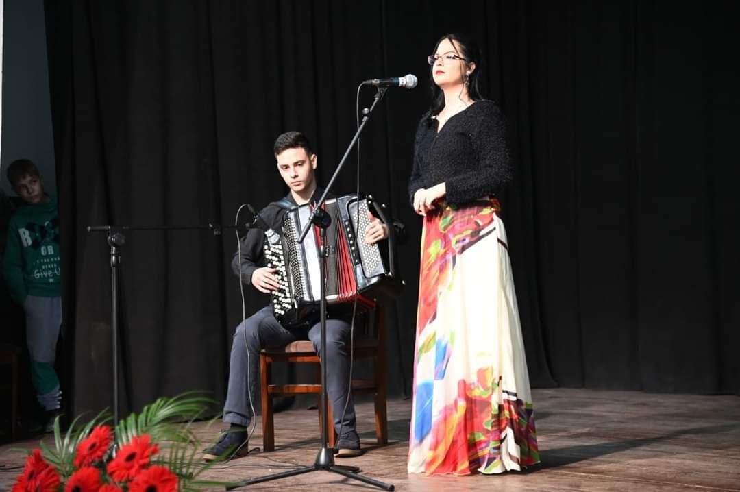 Svetosavska povelja u rukama srpske muzičke umetnice