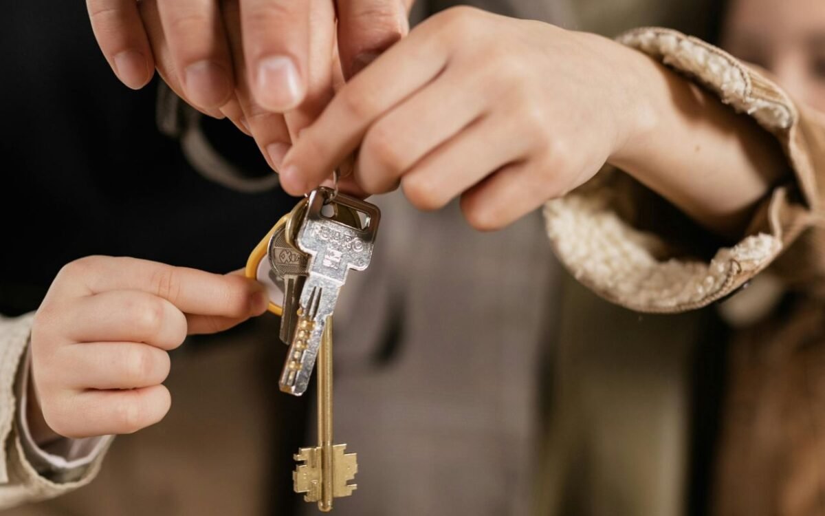 dom-porodica-ruke-kljuc-dom